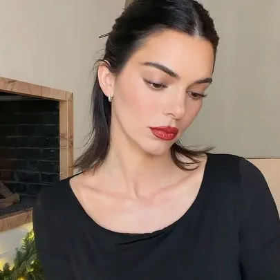 Кендалл Дженнер редко отказывается от красной помады, когда делает свой фирменный макияж