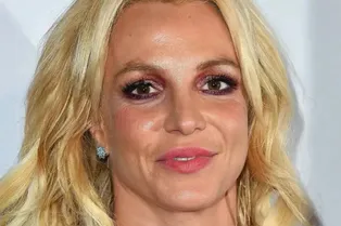 Бритни Спирс оконфузилась, случайно засветив грудь в платье с глубоким декольте на видео