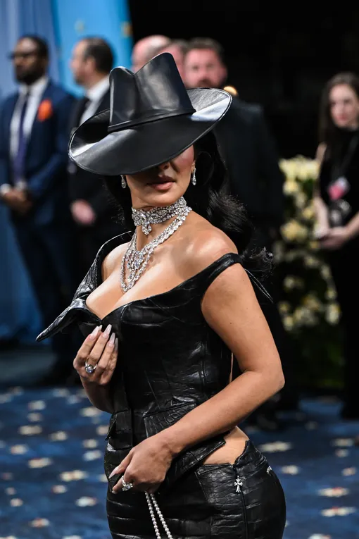 Ким Кардашьян дополнила образ шляпой