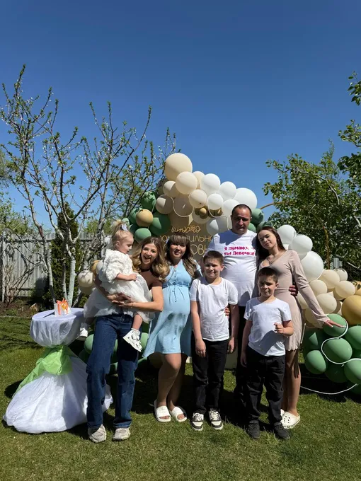 Аня Покров с семьей на гендер-пати