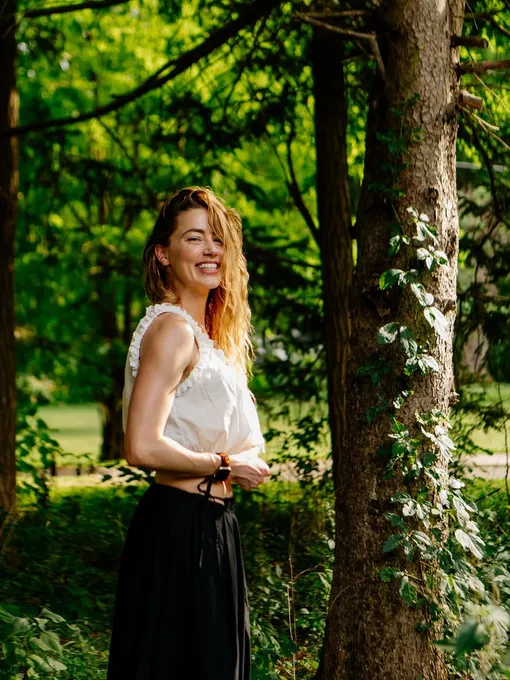 Эмбер Хёрд выглядела счастливой на театральном фестивале