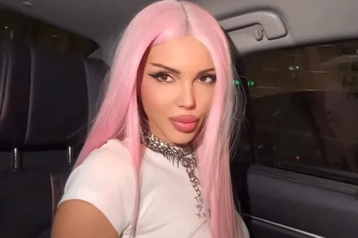 Оксана Самойлова с розовыми волосами и в мини-юбке повеселилась на празднике Вали Карнавал Оксана Самойлова с розовыми волосами и в мини-юбке повеселилась на празднике Вали Карнавал