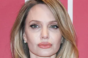 «Подальше от бывшего мужа»: Анджелина Джоли решила вместе с детьми переехать из США во Францию «Подальше от бывшего мужа»: Анджелина Джоли решила вместе с детьми переехать из США во Францию