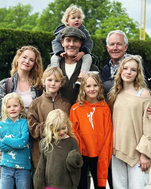 Джеймс Ван Дер Бик с женой, отцом и детьми Джеймс Ван Дер Бик с женой, отцом и детьми