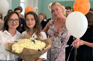 «Выставила грудь перед детьми!»: Волочкову осудили за пошлый наряд в школе