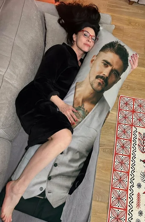 Анна Музыченко с фото мужа на подушке Анна Музыченко с фото мужа на подушке