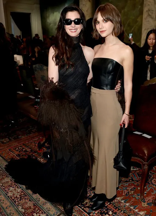 Энн Хэтэуэй и Эмилия Джонс