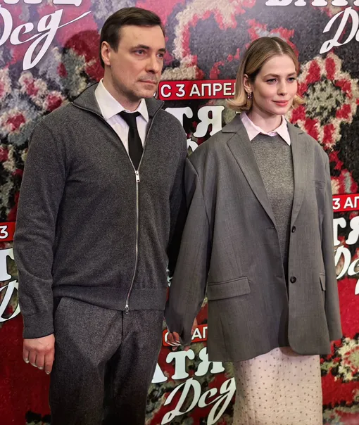 Евгений Цыганов держал за руку Юлию Снигирь на красной дорожке