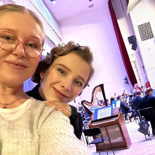Лиза Арзамасова с мамой на концерте Лиза Арзамасова с мамой на концерте