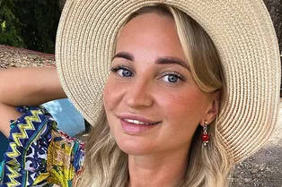 Тело умершей после операции по увеличению ягодиц Юлии Бурцевой доставили в Самару, муж блогерши прилетел в Россию