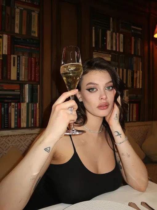 Лиза Адаменко отпраздновала помолвку