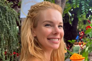 Анна Старшенбаум в день 37-летия прилетела в Сингапур с сыном и бойфрендом, с которым помирилась после скандала