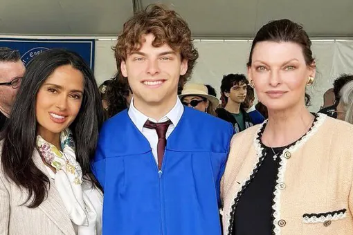 Линда Евангелиста показала редкие фото с 18-летним сыном от мужа Сальмы Хайек Линда Евангелиста показала редкие фото с 18-летним сыном от мужа Сальмы Хайек