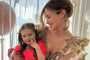 «У нашей маленькой звездочки состоялся большой дебют!»: Алекса вышла на подиум с 4-летней дочерью