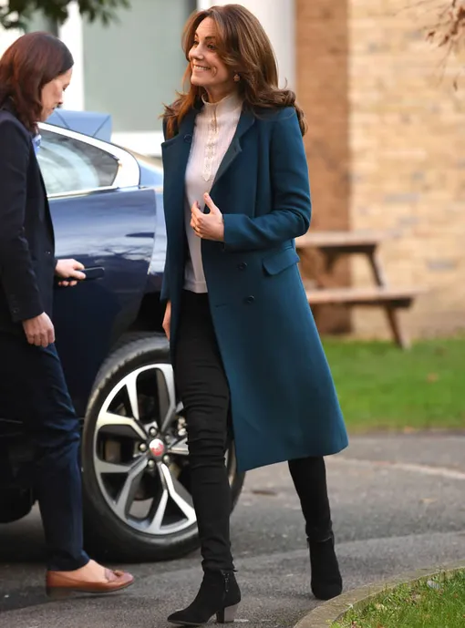 Кейт выбрала стильный комплект по погоде
