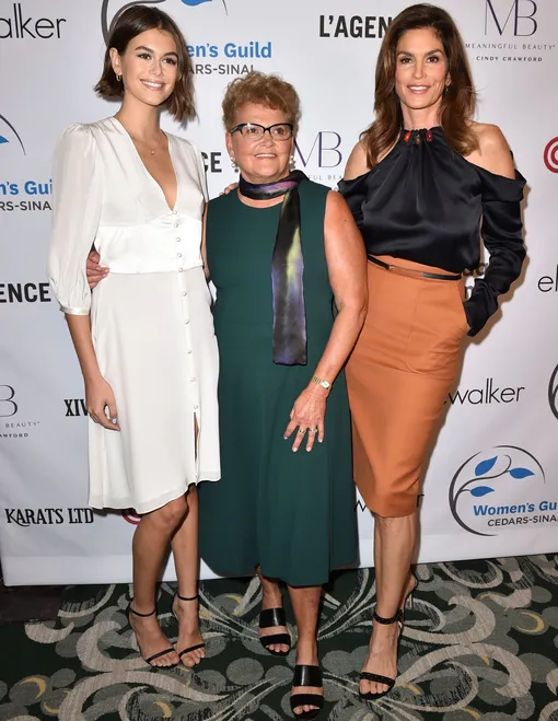 Кроуфорд показала три поколения женщин в своей семье Кроуфорд показала три поколения женщин в своей семье