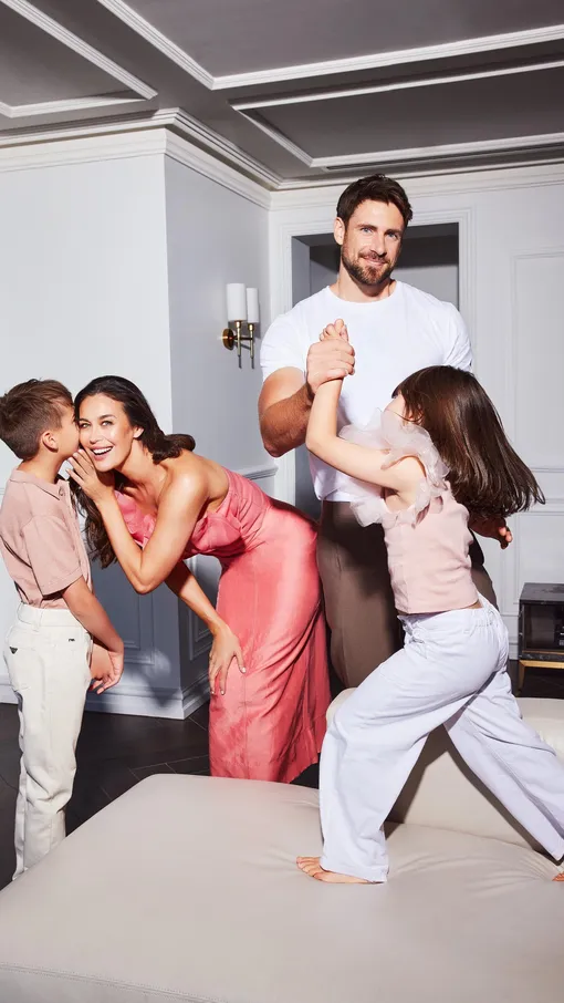 Меган Гейл и Шон Хэмпсон с детьми