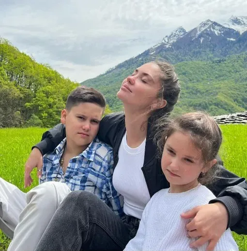 Агата Муцениеце со старшими детьми Агата Муцениеце со старшими детьми