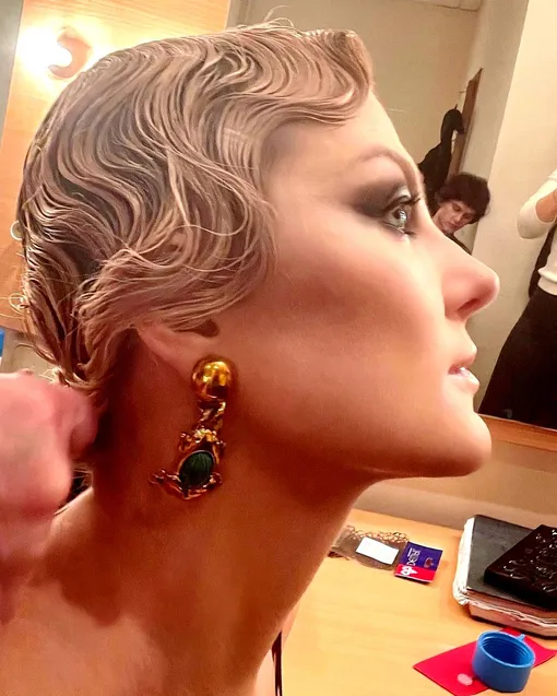 Кинодива показалась в гримерке