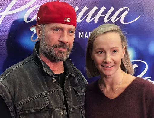 Супруги Ромсан Костомаров и Оксана Домнина на премьере фильма «Роднина» Супруги Ромсан Костомаров и Оксана Домнина на премьере фильма «Роднина»