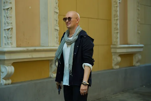 Сергей Безруков в роли эксцентричного телеведущего в трейлере комедии «Не по-детски» Сергей Безруков в роли эксцентричного телеведущего в трейлере комедии «Не по-детски»