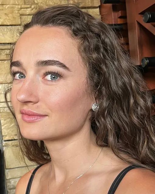 Жалап жатқан жетілген әйелдің фотосы