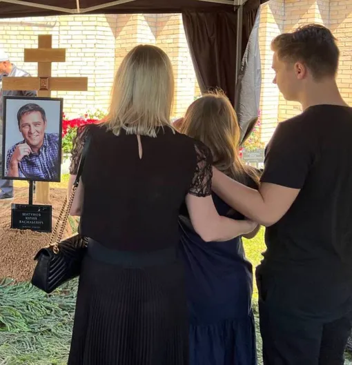 Вдова Юрия Шатунова и его дети на могиле певца в Москве