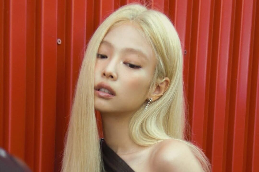 Дженни из BLACKPINK разрыдалась на сцене, исполняя песню о потерянной связи