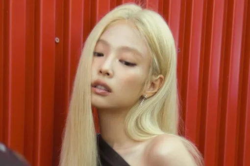 Дженни из BLACKPINK разрыдалась на сцене, исполняя песню о потерянной связи