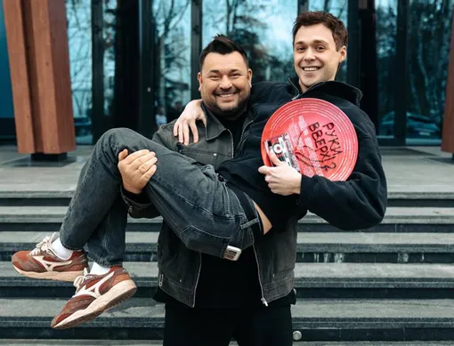 Сергей Жуков и сыгравший его в фильме «Руки вверх!» Влад Прохоров Сергей Жуков и сыгравший его в фильме «Руки вверх!» Влад Прохоров