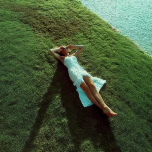 Светлана Ходченкова снялась в белом платье на курорте