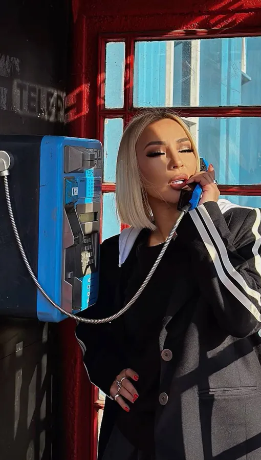 Лера Кудрявцева обнаружила телефонную будку в центре Москвы