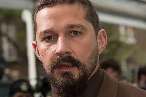 Шайа Лабаф устроил пьяный дебош в баре и подрался с охранниками, которые вывели его на улицу Шайа Лабаф устроил пьяный дебош в баре и подрался с охранниками, которые вывели его на улицу