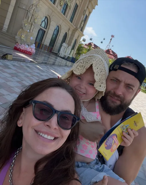 Наталья Фриске с дочерью и мужем