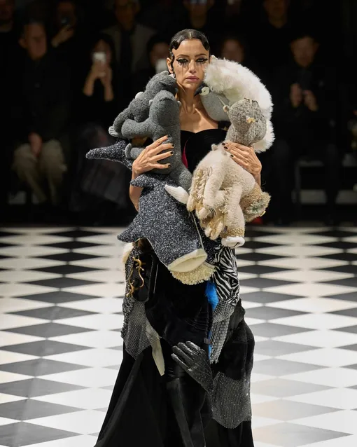 Ирина Шейк в платье с игрушками