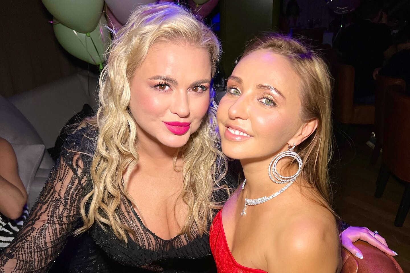 Татьяна Навка собрала Анну Семенович, Жасмин и Алику Смехову на девичнике в ресторане