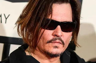 Уже не тот: на церемонии Grammy Джонни Депп выглядел на 10 лет старше Уже не тот: на церемонии Grammy Джонни Депп выглядел на 10 лет старше