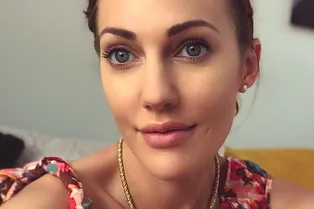 Соблазнительные губы и открытая грудь: Мерьем Узерли пококетничала с мужчинами Соблазнительные губы и открытая грудь: Мерьем Узерли пококетничала с мужчинами