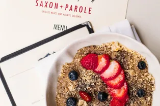 Легендарные завтраки из Нью-Йорка в Saxon + Parole