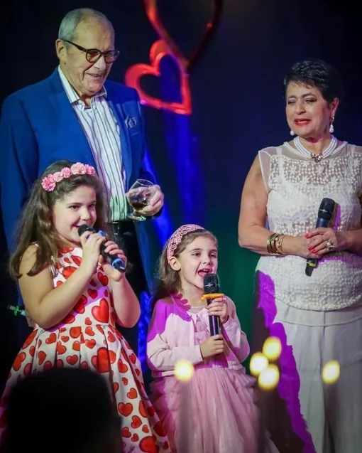 Эммануил Виторган с женой и детьми