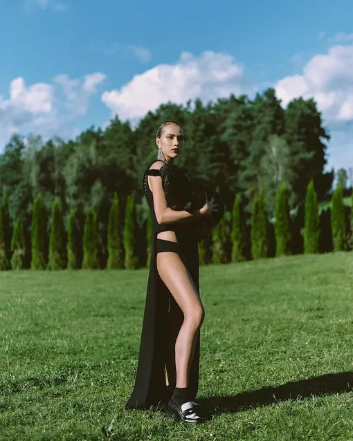 Алина Загитова с черным ягненком