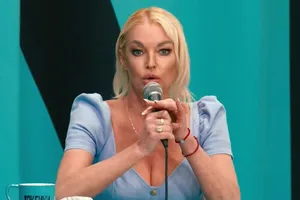 «Как можно слушать этот тупизм? Вали отсюда!»: Анастасия Волочкова обругала комиков на шоу Ильи Соболева «Как можно слушать этот тупизм? Вали отсюда!»: Анастасия Волочкова обругала комиков на шоу Ильи Соболева