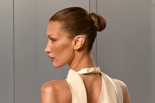 Сон всегда важней: 7 модных собранных причесок, которые подходят для «ленивого» утра