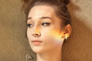 Ошибка на всю жизнь: почему нельзя прокалывать уши девочкам до 14 лет