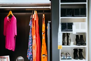 Давай начистоту: какие вещи выбросить, а какие оставить в 2023 году — разбираем гардероб с экспертом Давай начистоту: какие вещи выбросить, а какие оставить в 2023 году — разбираем гардероб с экспертом