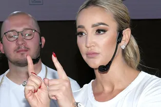 «Прочитала, что я, оказывается, грудь делаю»: Бузова записала видео из больницы