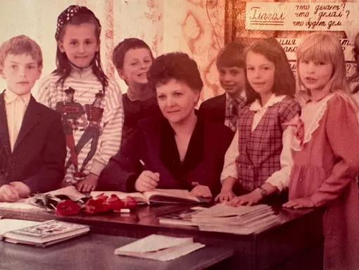 Юлия Пересильд (крайняя справа) с одноклассниками и учительницей Юлия Пересильд (крайняя справа) с одноклассниками и учительницей