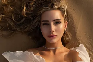 Молодая возлюбленная Павла Дурова в платье с глубоким декольте снялась в Дубае