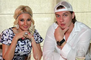 «Я жирная сейчас. Не надорвись»: Лера Кудрявцева села на шею мужа под радостные крики дочери