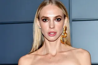 Звезда Comedy Woman в купальнике с секретом похвасталась невероятно узкой талией